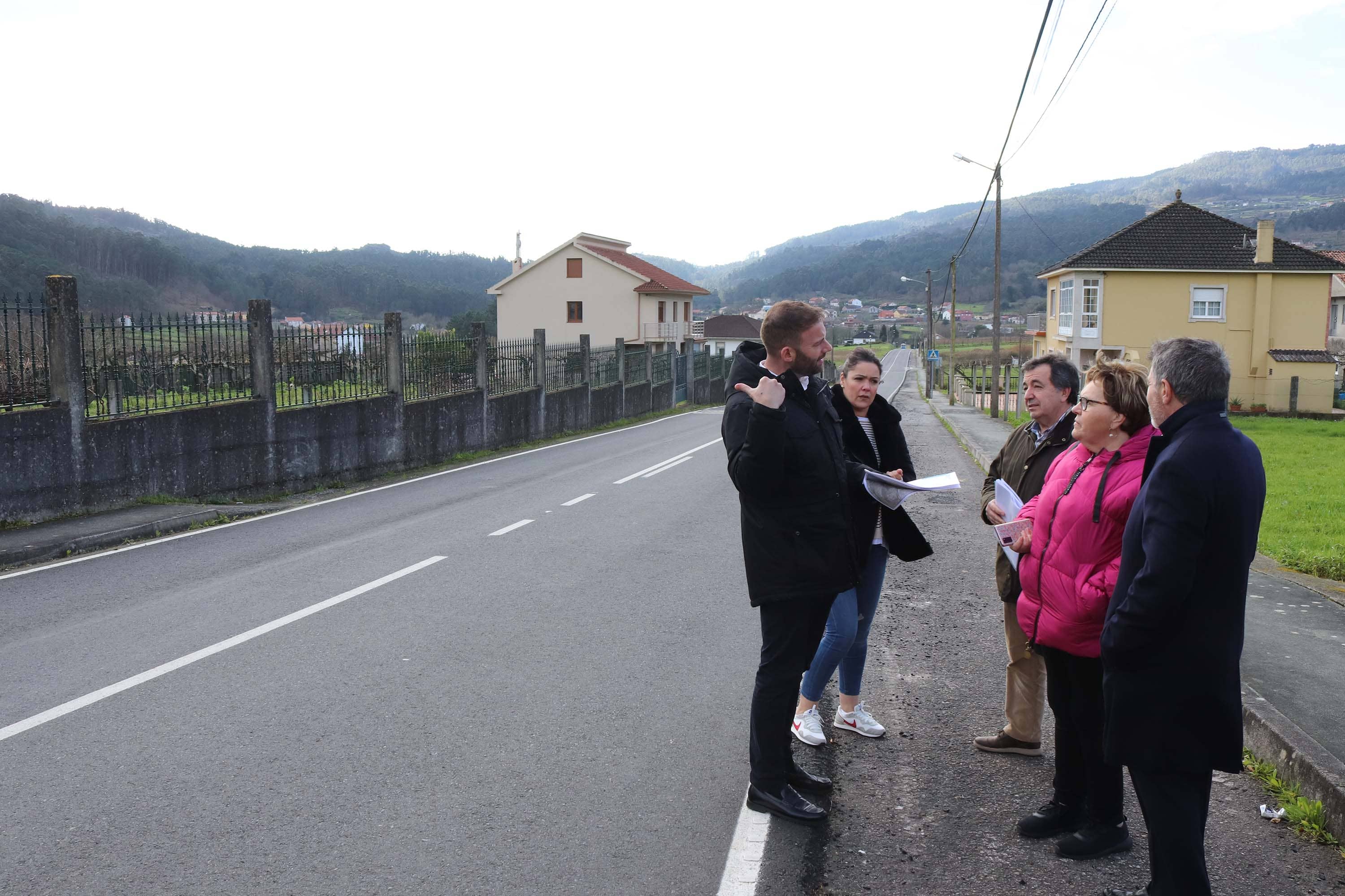 Trenor e Villaverde supervisan as obras de mellora do firme da estrada de Sanguiñal a Tállara, onde a Xunta investiu case 100.000 €