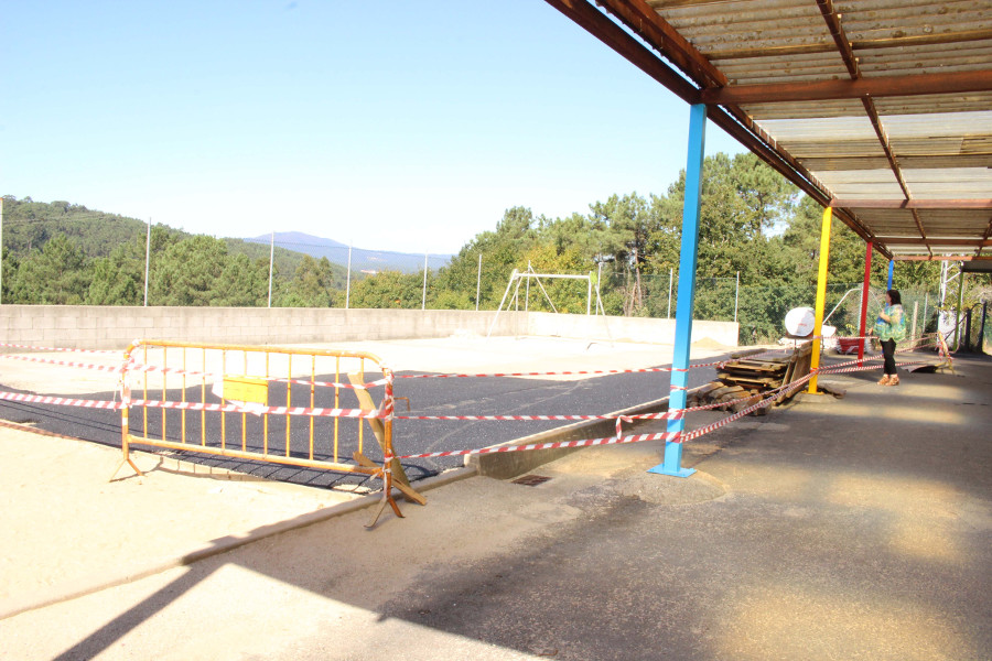 O Concello de Lousame inviste 63.000 euros na construción dun parque público infantil no CPI Cernadas de Castro 