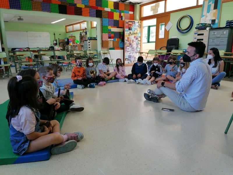 A Escola Municipal de Música do Concello de Lousame conquista aos nenos e nenas de Educación Infantil do CPI Cernadas de Castro