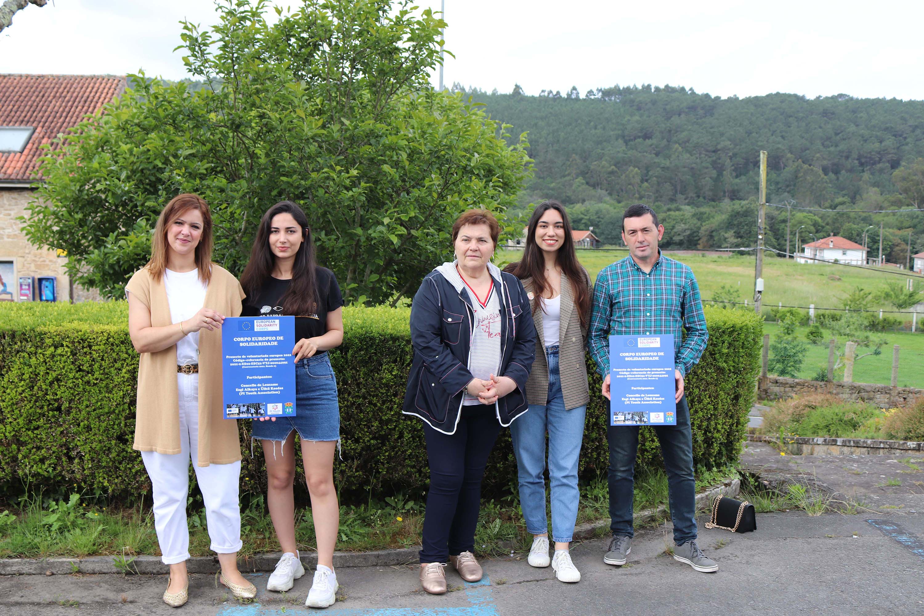 As voluntarias turcas Ezgi Alkaya e Ülkü Kosdas estarán 10 meses colaborando nas actividades culturais, sociais e deportivas de Lousame