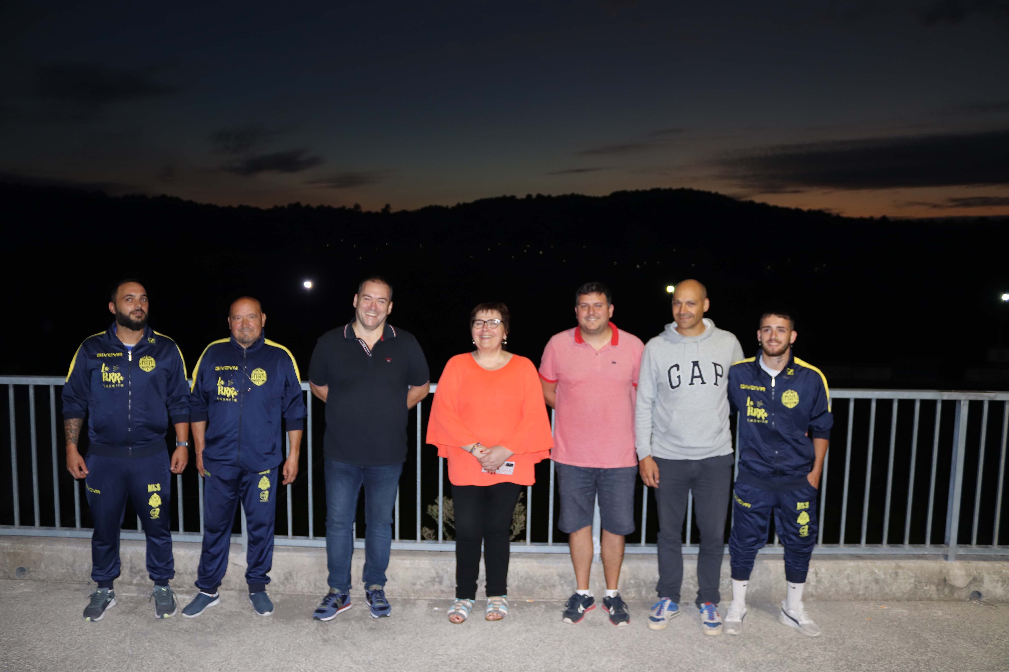 Teresa Villaverde reúnese cos integrantes do Club de Fútbol Lousame, que nace cun equipo en Terceira Sénior e outro en veteranos