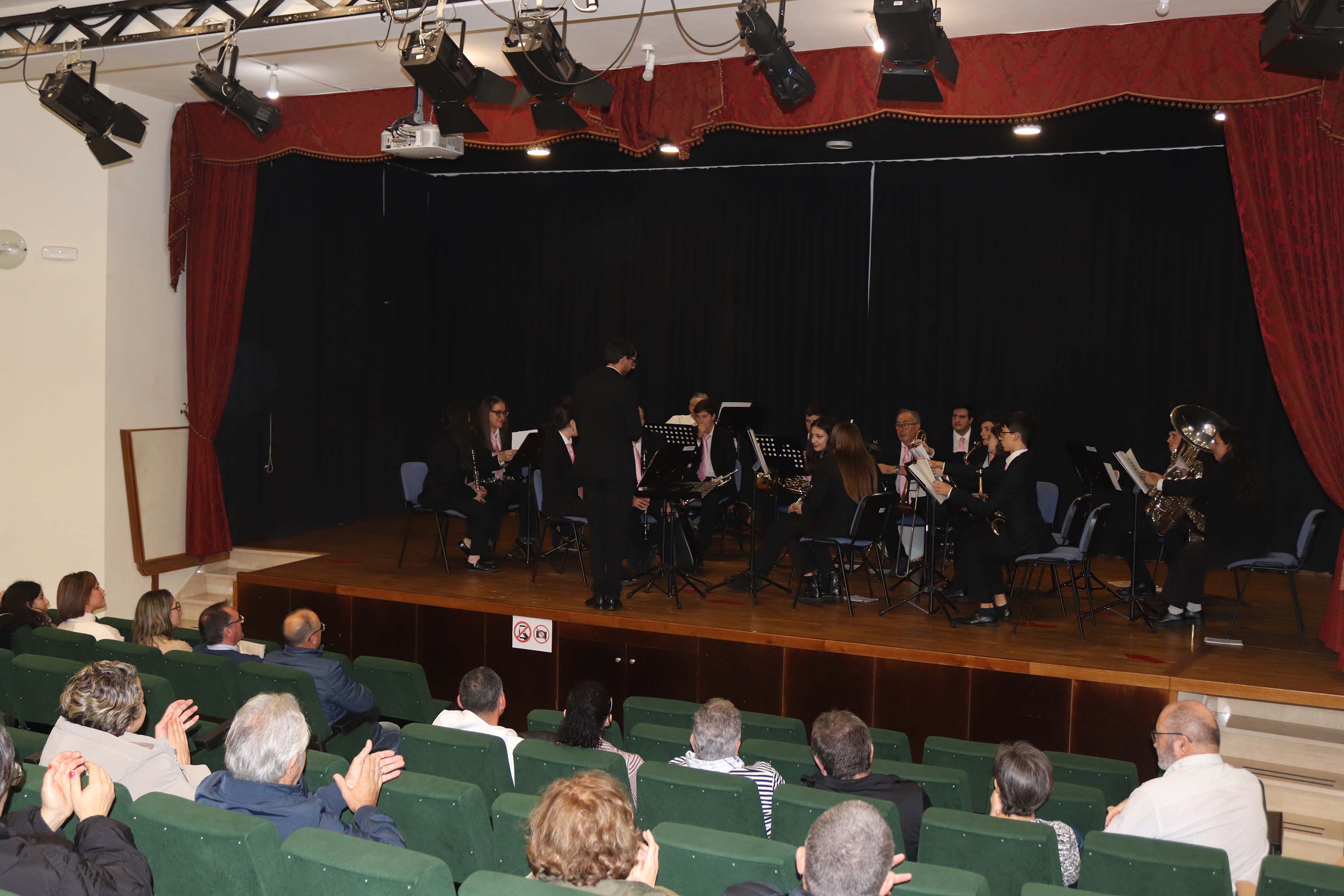 Medio cento de persoas asistiron ao concerto de Santa Cecilia da Banda Municipal de Música de Lousame