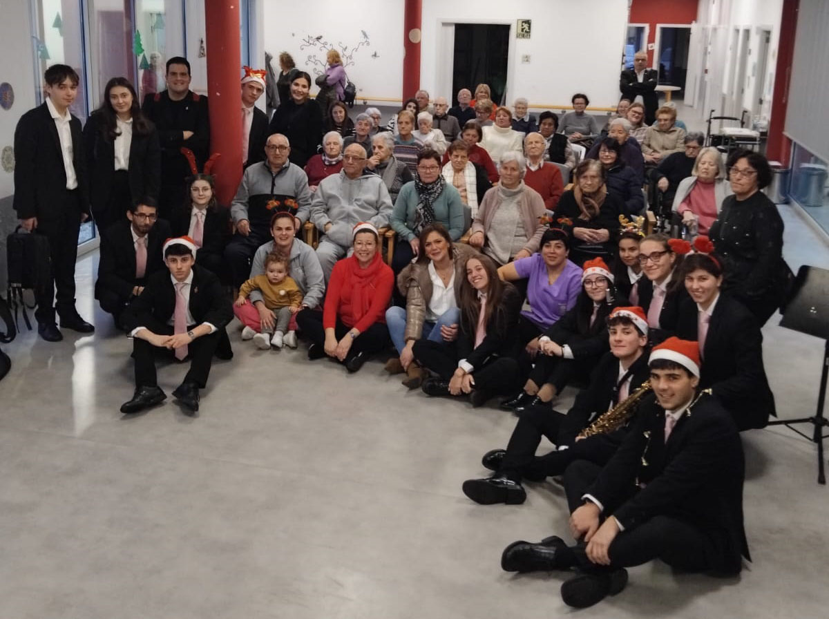 Máis de sesenta persoas gozaron da Festa de Nadal do centro de día de Lousame
