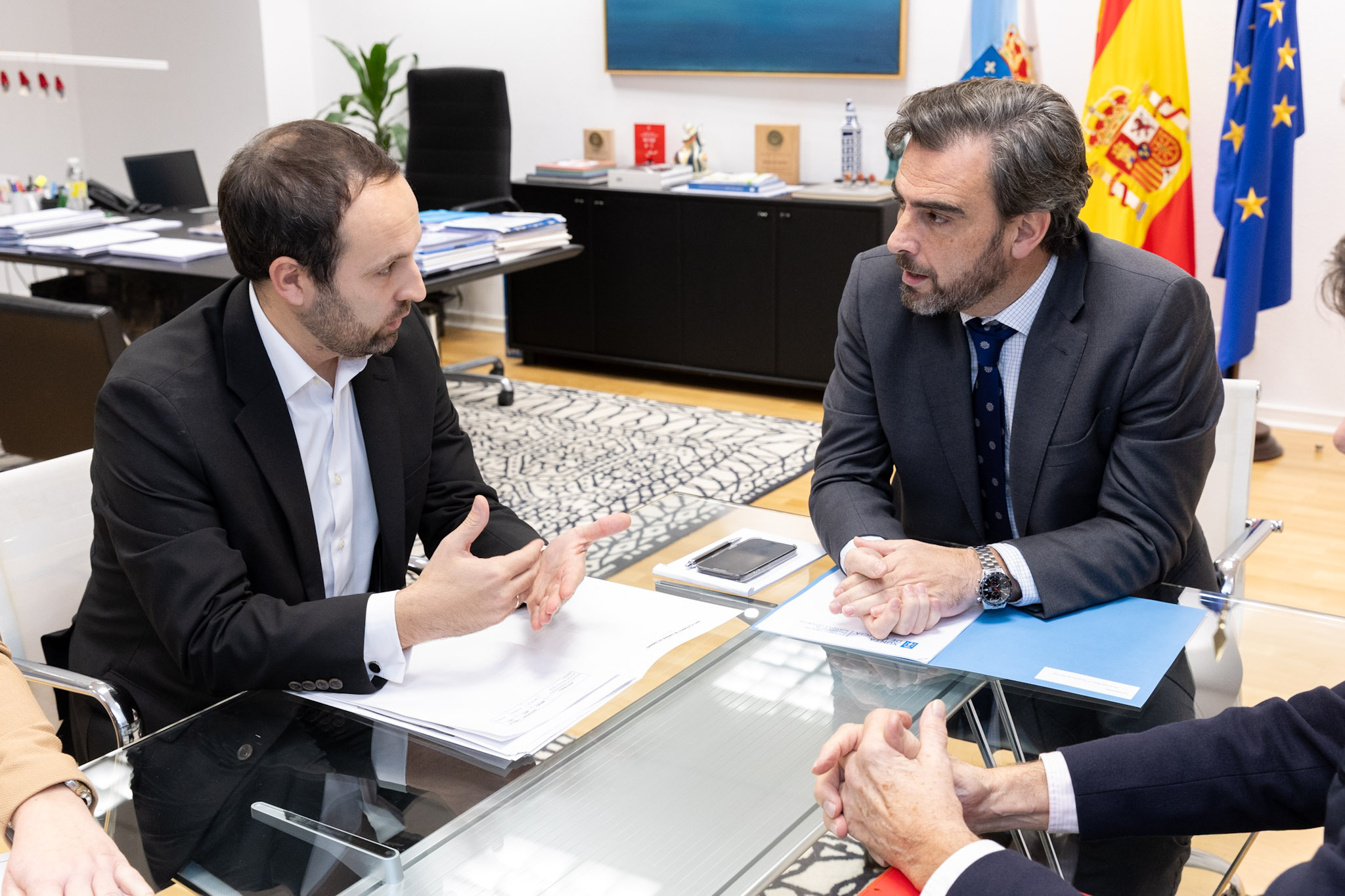 Diego Calvo e Esteban Ares manteñen unha reunión de traballo para avaliar as necesidades de Lousame e posibles vías de colaboración