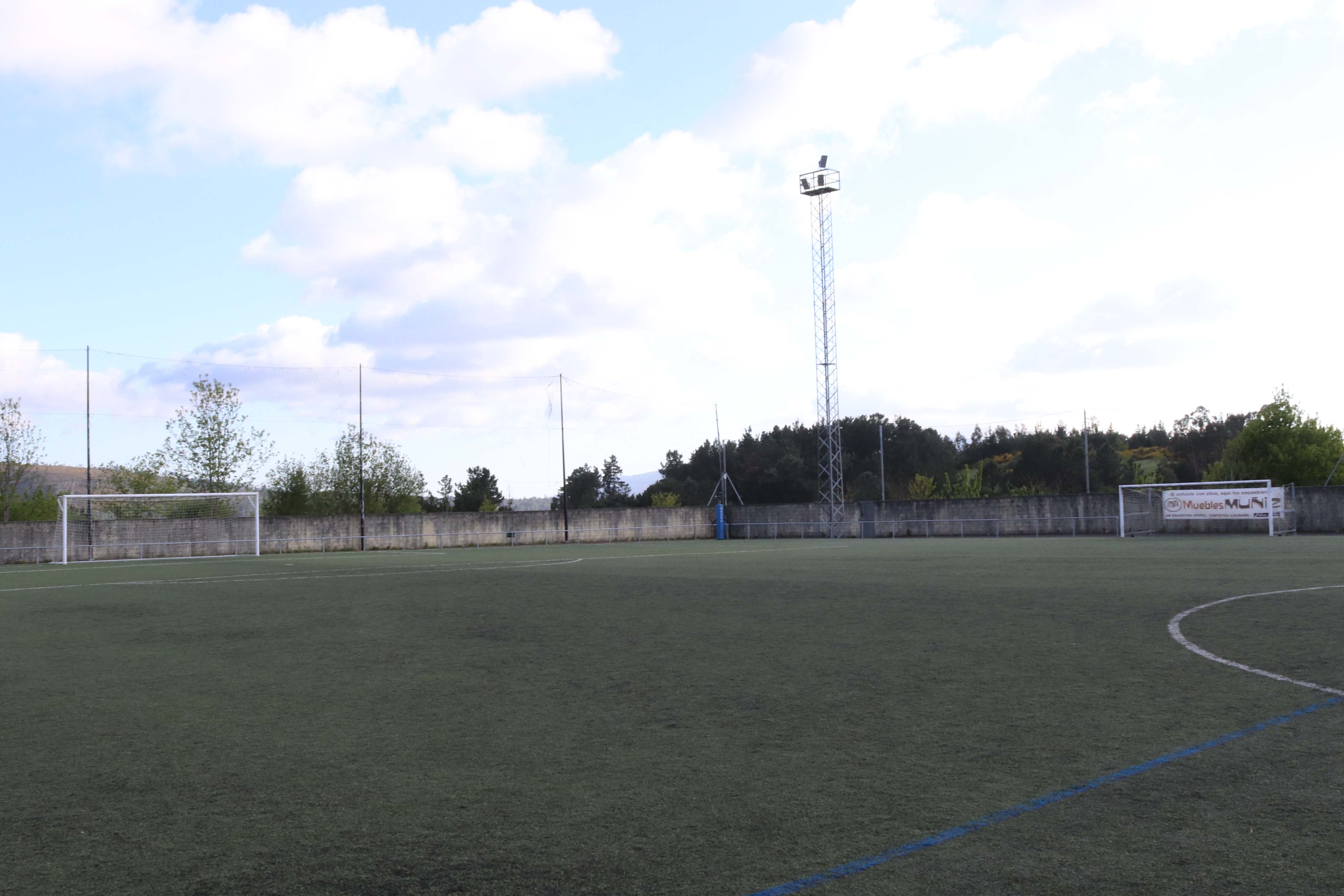 O Concello de Lousame consegue unha subvención nominativa de case 205.000 euros da Deputación da Coruña para o novo céspede artificial do campo de fútbol de Cabanetán