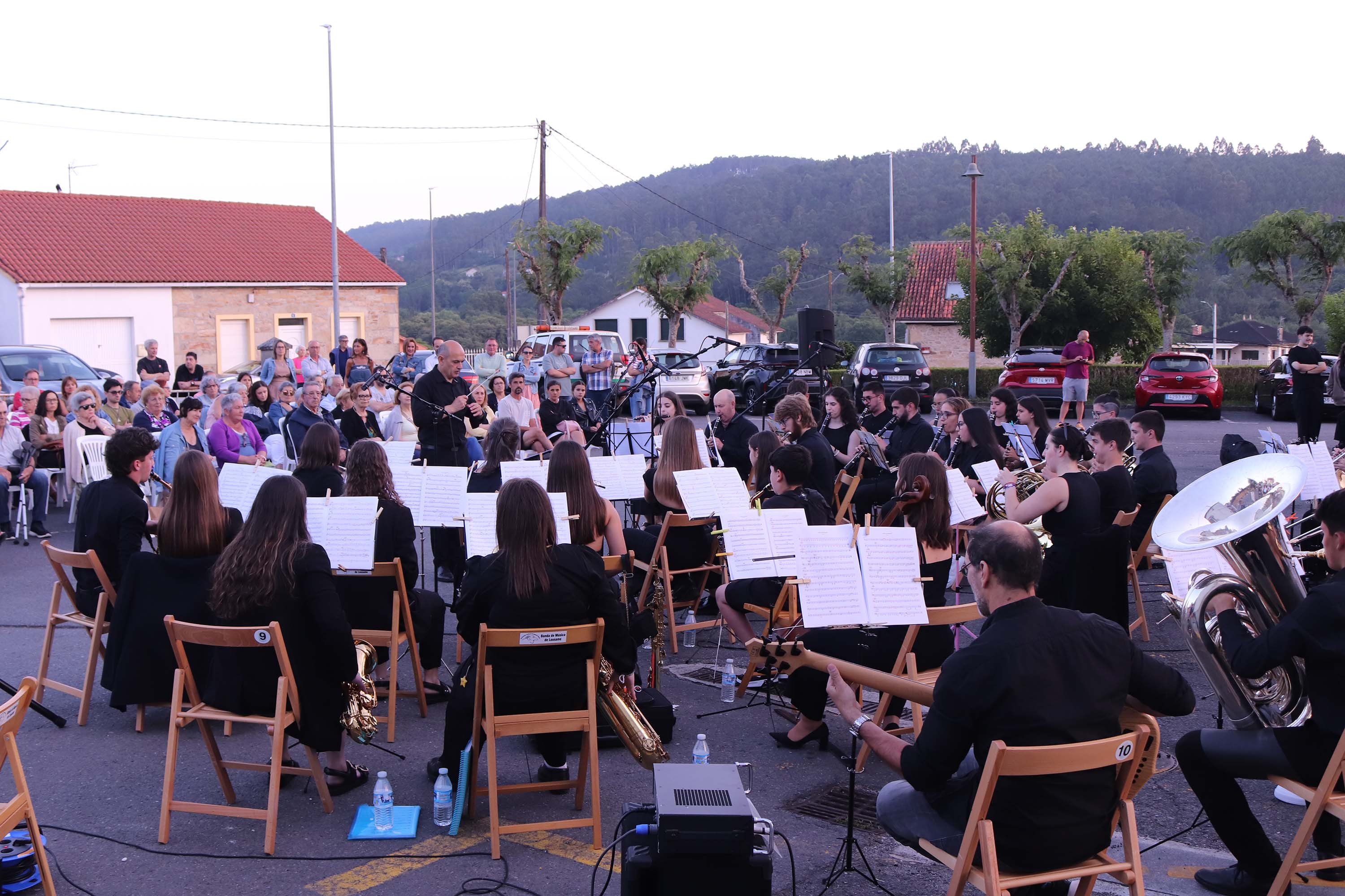 O concerto da Banda de Música de Lousame e da orquestra, banda e coro do Conservatorio Profesional de Noia reuniu a máis de cen persoas