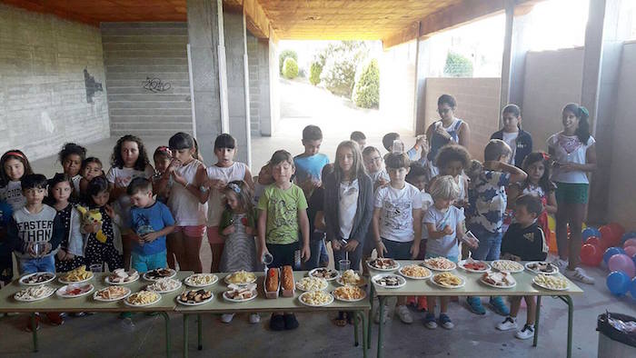 Os corenta nenos e nenas do Lousame Concilia participan nunha gran festa de fin de curso con música, lambonadas e obradoiros
