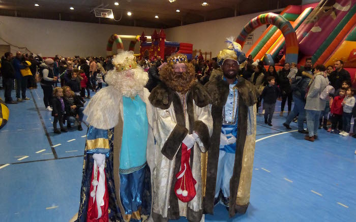 O Festival de Reis de Lousame reúne a preto de catrocentas persoas no polideportivo municipal 