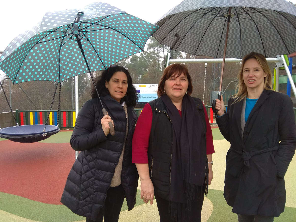 A directora xeral de Administración Local visita o parque infantil no CPI Cernadas de Castro, feito cunha achega da Vicepresidencia