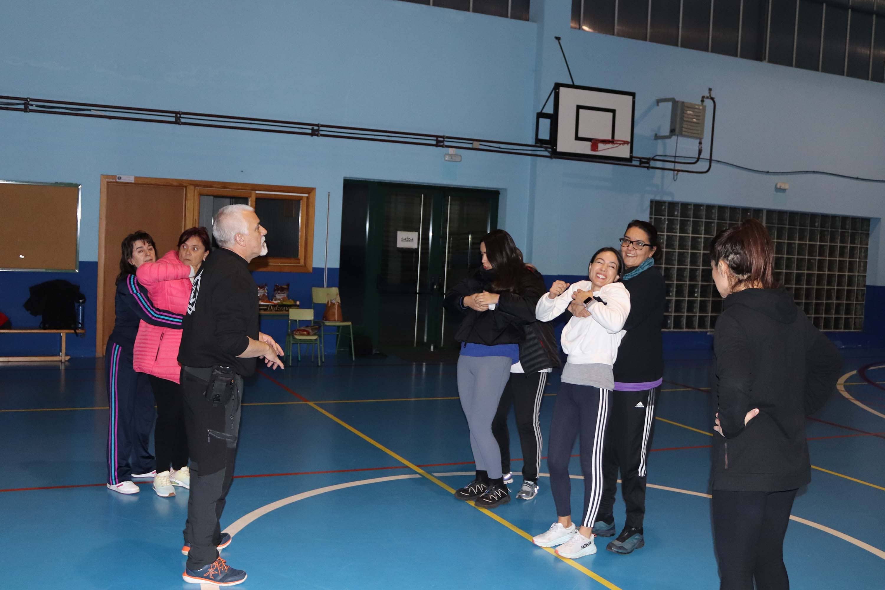 Veciñas de Lousame aprenden técnicas de autodefensa persoal nun curso impartido por profesionais da Federación Galega de Loita