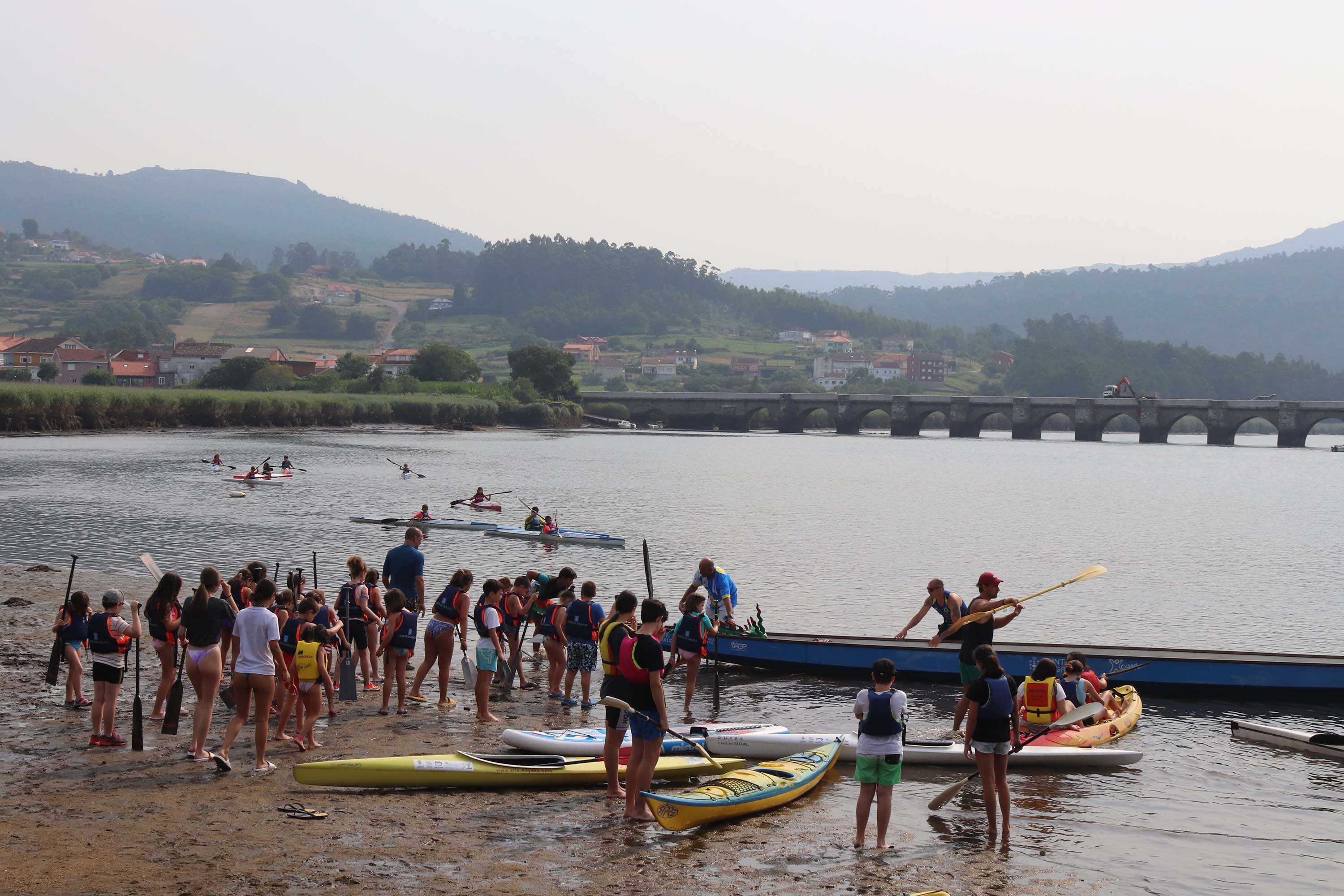 Unha xornada de piragüismo en Outes pon o broche de ouro aos Campamentos de Verán de Lousame, nos que participaron 100 nenos/as