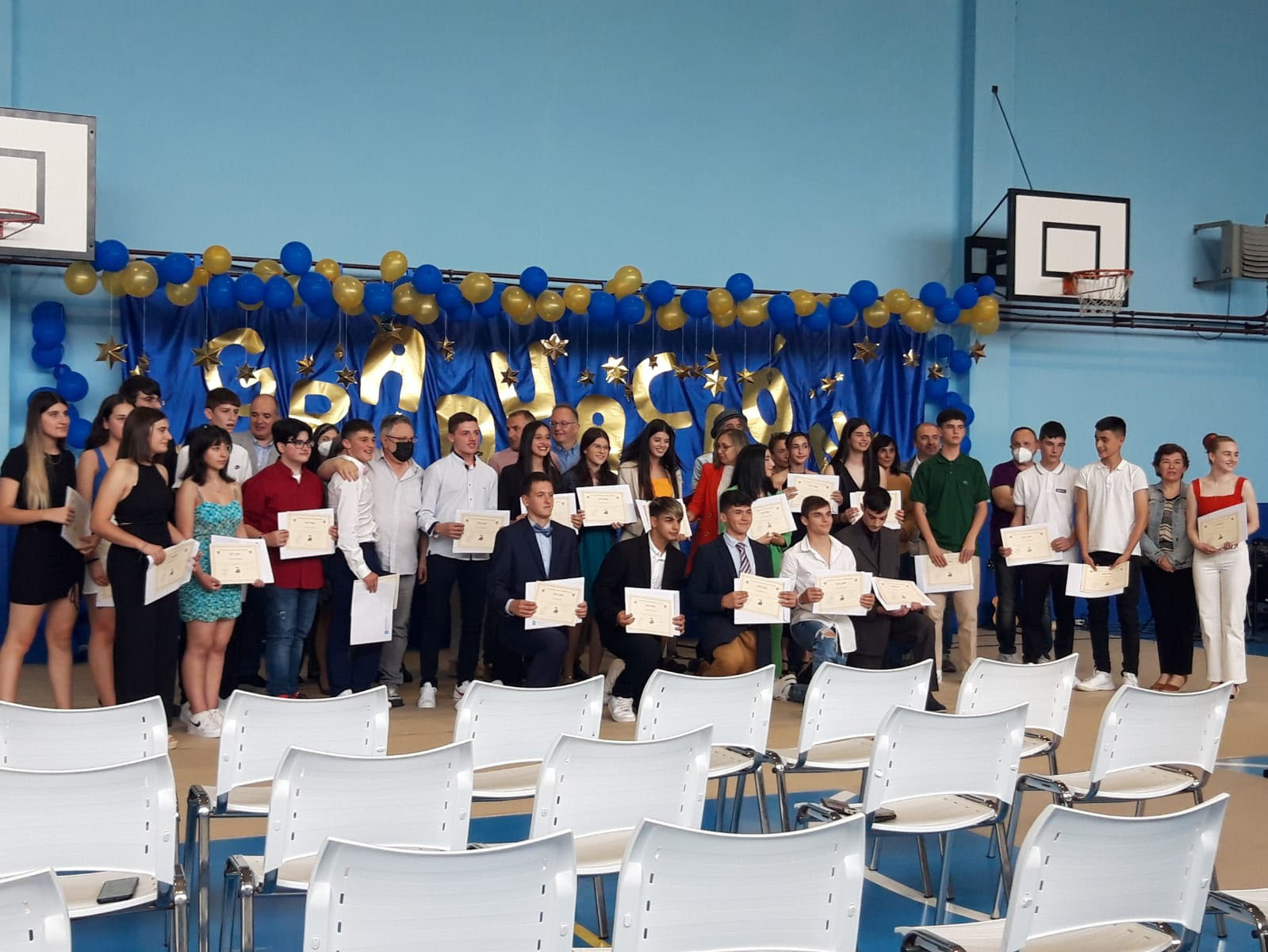 Unha trintena de alumnos e alumnas de 4º da ESO do CPI Cernadas de Castro de Lousame celebra o seu acto de gradación 