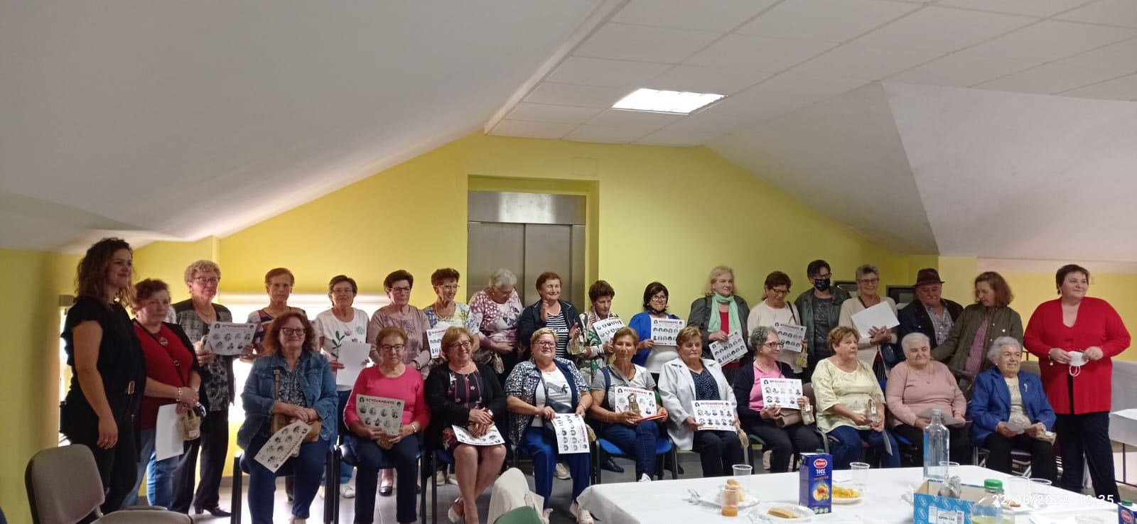 Unha trintena dos maiores que participan nos Obradoiros da Memoria de Lousame celebraron unha festa de fin de curso